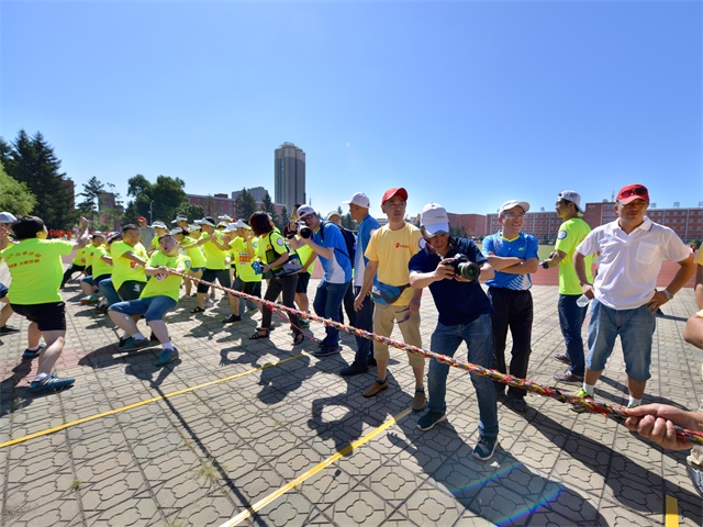 拔河冠、亚军争夺现场